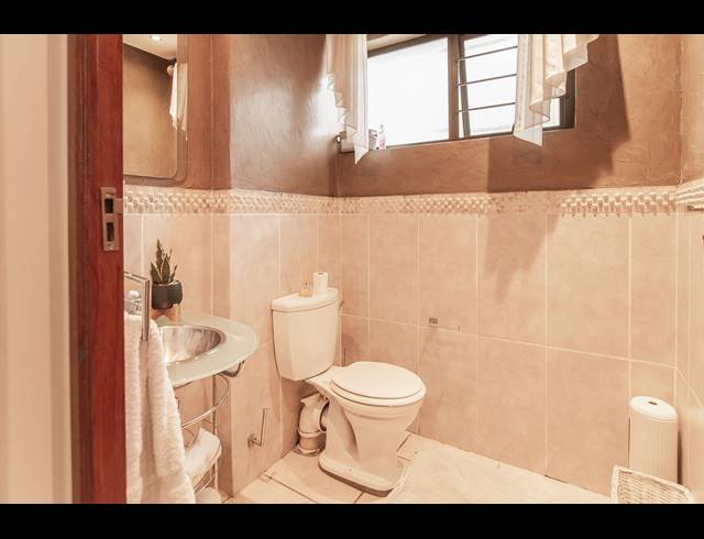 5 BEDROOM HOUSE FOR SALE IN DOWERGLEN EXT 4
